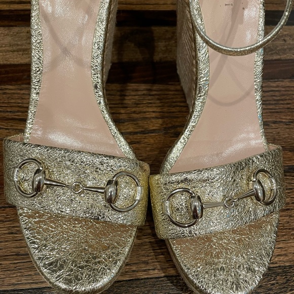 Gucci Gold Crackled Leather Carolina Horsebit Espadrille Wedge Sandals Size 41 - Picture 3 of 10